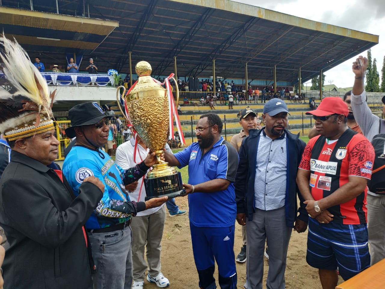 Gubernur Papua Barat, Drs Dominggus Mandacan menyerahkan piala bergilir Papua Island Cup kepada Ketua KNPI Papua Barat, Sius Dowansiba di Satdion Sanggeng Manokwari, Sabtu (17/11/2018)