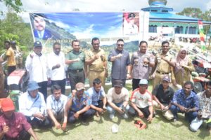 BMW Beri Bantuan 10 Unit Traktor dan 10 Unit Pompa Air Untuk Warga Kampung Kalobo