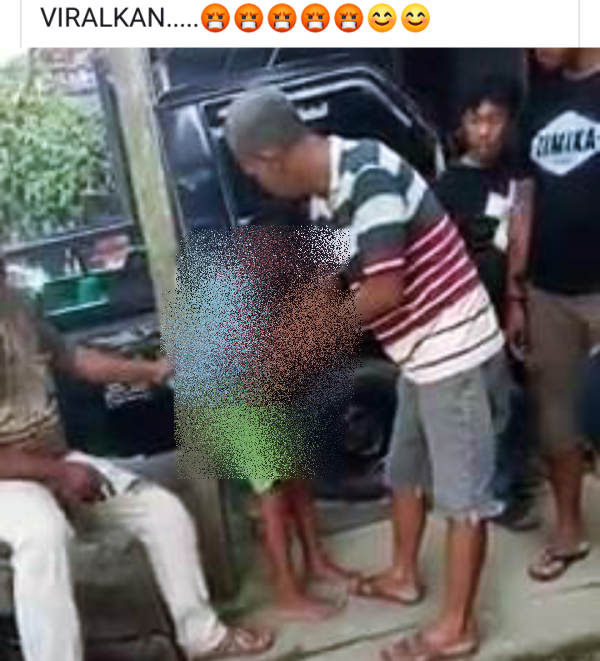 Tampak seorang anak yang dianiaya oleh beberapa orang dewasa/foto sumber FB