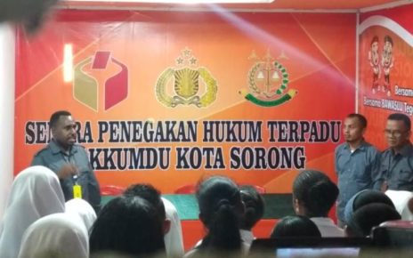 Siswa SMK Negeri 1 Sorong mendapat penjelasan tentang Gakumdu oleh Komisioner Bawaslu Kota Sorong.