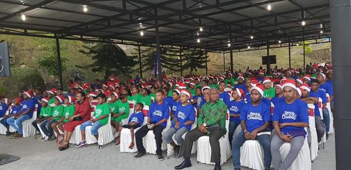 Gubernur Papua Barat, Drs Dominggus Mandacan dan Ketua TP. PKK Merayakan Natal Kasih bersama ratusan anak - anak jalanan di Rumah Negara, Kampung Susweni, Manokwari, Rabu (13/12/2018)