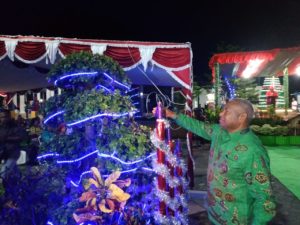 Gubernur Papua Barat, Drs Dominggus Mandacan membakar lilin natal kasih