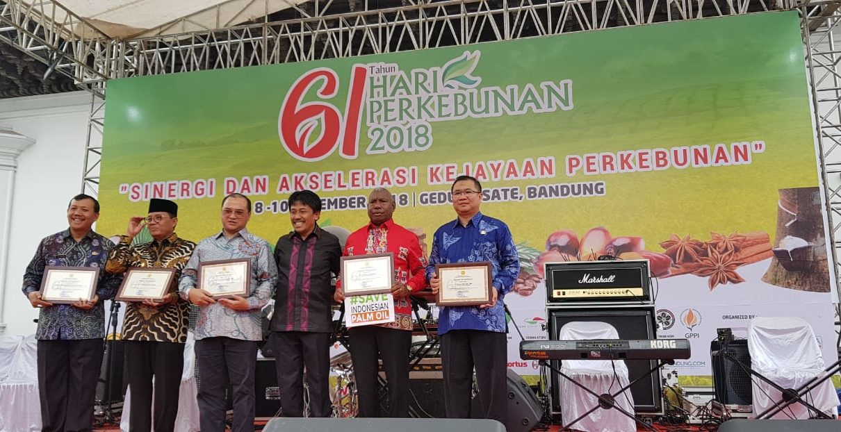 Gubernur Papua Barat,Drs Dominggus Mandacan menerima piagam penghargaan dari Dirjen Perkebunan Kementan RI, Ir Bambang, M.M di Gedung Sate, Bandung, Jawa Barat, Senin (10/12/2018)