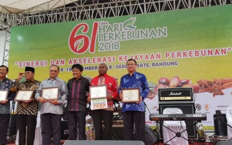 Gubernur Papua Barat,Drs Dominggus Mandacan menerima piagam penghargaan dari Dirjen Perkebunan Kementan RI, Ir Bambang, M.M di Gedung Sate, Bandung, Jawa Barat, Senin (10/12/2018)
