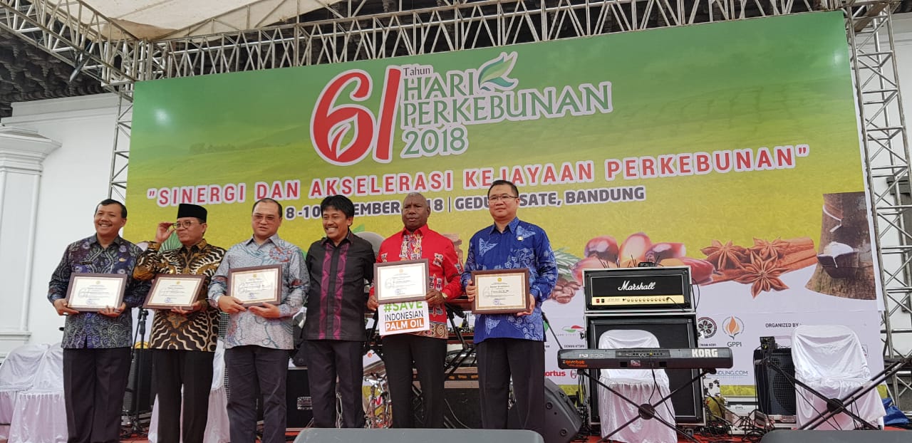 Gubernur Papua Barat,Drs Dominggus Mandacan menerima piagam penghargaan dari Dirjen Perkebunan Kementan RI, Ir Bambang, M.M di Gedung Sate, Bandung, Jawa Barat, Senin (10/12/2018)