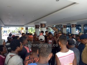 Puluhan Nelayan Pasar Ikan Sanggeng Tagih Janji Politik Gubernur PB