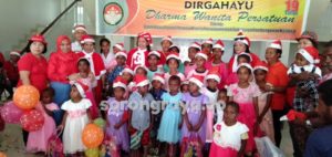 Dharma Wanita Tambrauw Bagi Sembako Dan Parcel Natal di Distrik FEF
