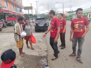 Jemaat GBI Rock Ministry Manokwari menyerahkan bantuan kepada tuna netra yang duduk dipinggir jalan