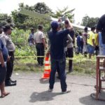 Kapolres Mamberamo Raya, AKBP Dominggus Rumaropen,S.Sos memantau langsung evakuasi badan pesawat PK-ASE Alfa Trans di TKP