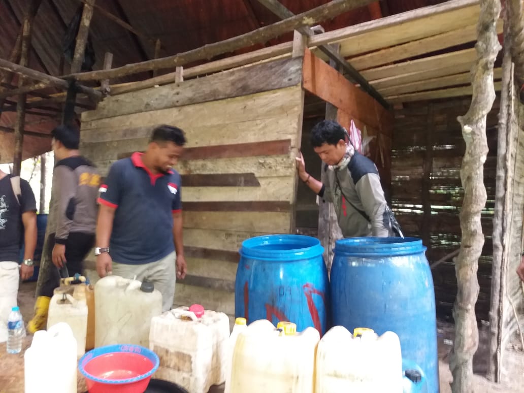 Operasi gabung timsus Polres Sorong membongkar pabrik miras di Kampung Jeflio, Distrik Mayamo, Kabupaten Sorong, Rabu (19/12/2018)/ Foto : Kris Tanjung