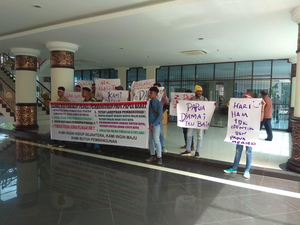 Peringati Hari HAM se-Dunia Aliansi Masyarakat Peduli Pembangunan (AMPP) Provinsi Papua Barat menggelar aksi demo damai di Kantor Gubenrur PB, Senin (10/12/2018)