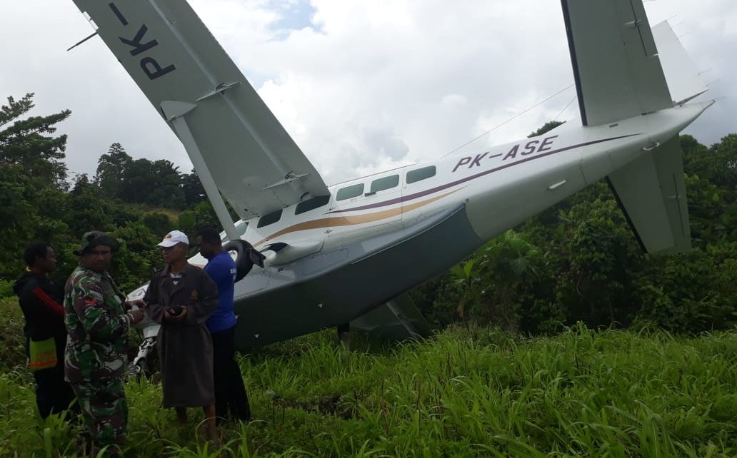 Pesawat Alfa Trans PK - ASE saat tergelincir di bandara Kasonaweja, Mamberamo Raya, Papua, Rabu (12/12/2018)