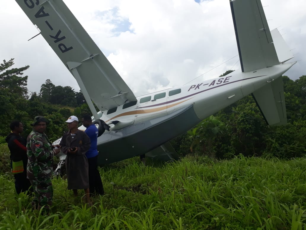 Pesawat Alfa Trans PK - ASE saat tergelincir di bandara Kasonaweja, Mamberamo Raya, Papua, Rabu (12/12/2018)