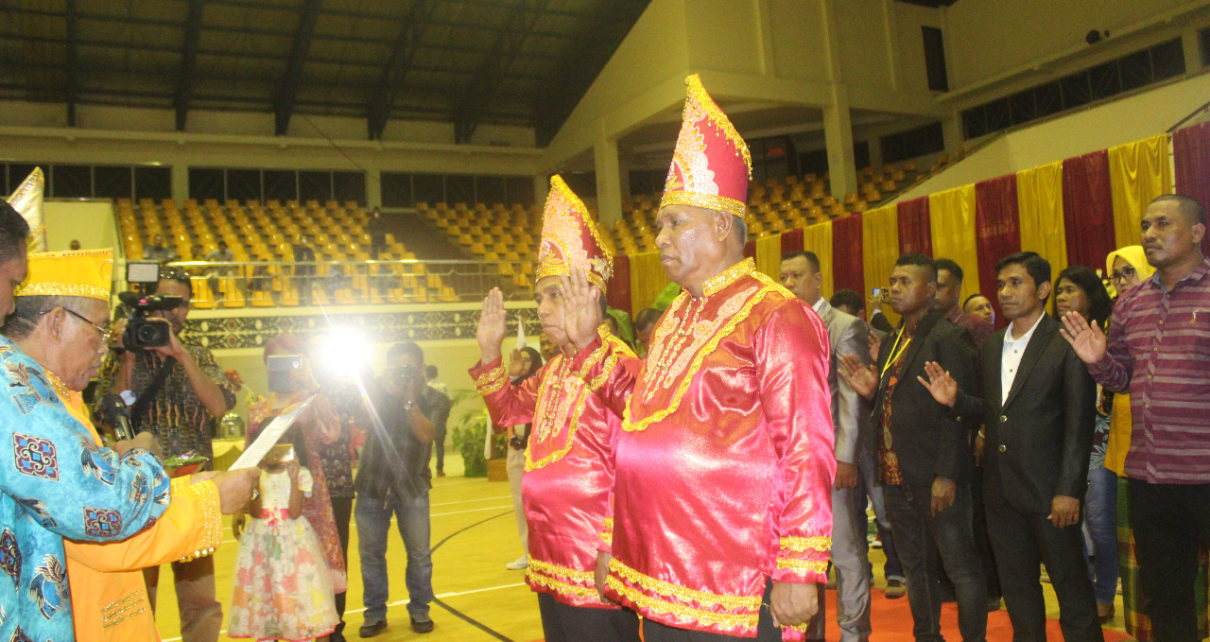 Raja Fer Drs. Abdul Hamid Rahayaan, didampingi Raja Maur Leopold Rahail, mengukuhkan Badan Pengurus IK Maskei Provinsi Papua Periode 2018-2023 di GOR Waringin, Kota Jayapura, Sabtu (8/12/2018)