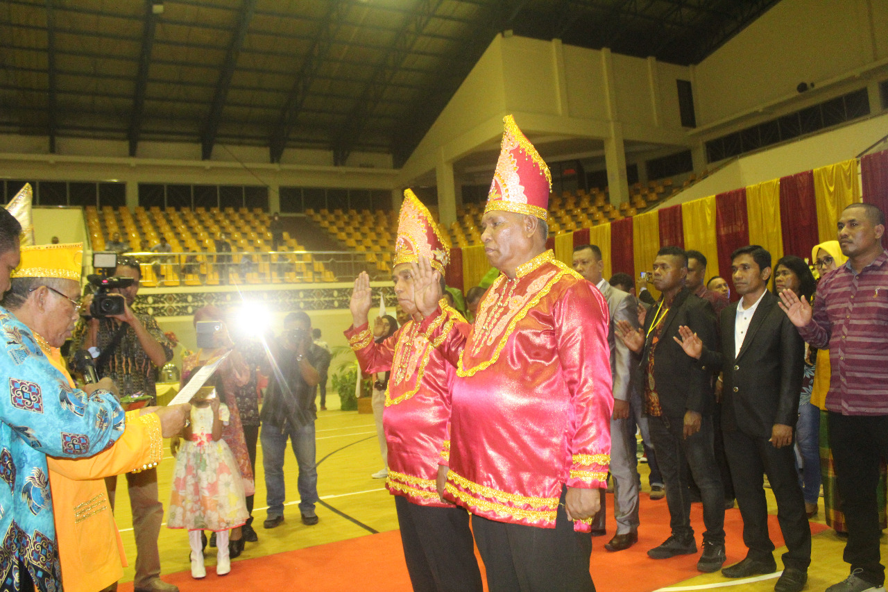 Raja Fer Drs. Abdul Hamid Rahayaan, didampingi Raja Maur Leopold Rahail, mengukuhkan Badan Pengurus IK Maskei Provinsi Papua Periode 2018-2023 di GOR Waringin, Kota Jayapura, Sabtu (8/12/2018)