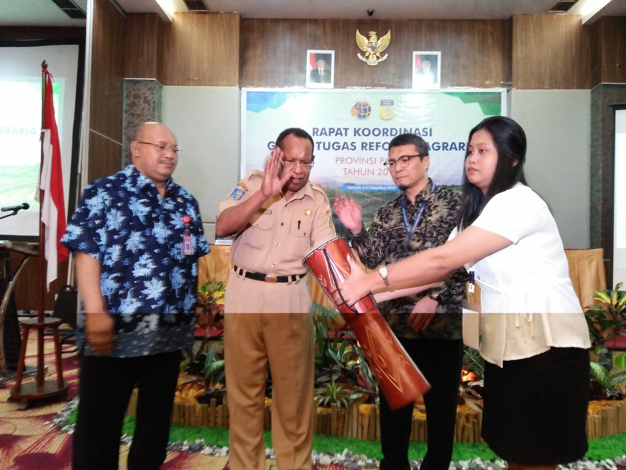 Staf Ahli Gubernur Bidang Pemerintahan, Politik, Hukum dan HAM Simeon Itlay, didampingi Kantor Wilayah BPN Provinsi Papua Arius Yambe, menabuh Tifa, ketika membuka Rapat