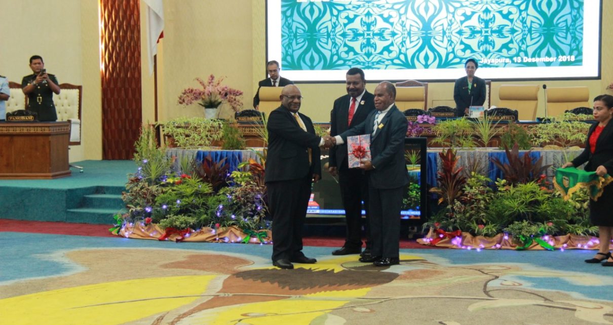 Wagub Papua, Klemen Tinal menyerahkan materi APBD 2019 kepada Ketua DPRP, Yunus Wonda di ruang sidang DPRP, Kamis (13/12/2018) malam.