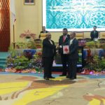 Wagub Papua, Klemen Tinal menyerahkan materi APBD 2019 kepada Ketua DPRP, Yunus Wonda di ruang sidang DPRP, Kamis (13/12/2018) malam.