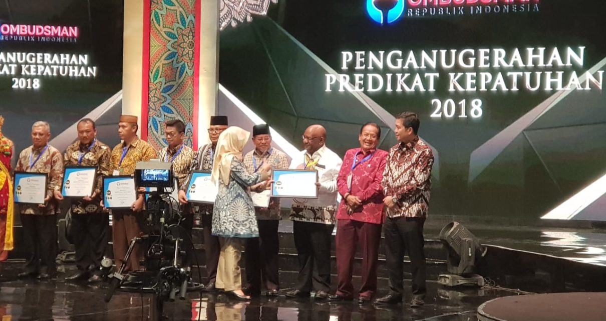 Wakil Gubernur Papua, Klemen Tinal, SE.,MM menerima penghargaan predikat kepatuhan ORI di LPP TVRI Pusat, Jakarta, Senin (10/12/2018).