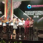Wakil Gubernur Papua, Klemen Tinal, SE.,MM menerima penghargaan predikat kepatuhan ORI di LPP TVRI Pusat, Jakarta, Senin (10/12/2018).