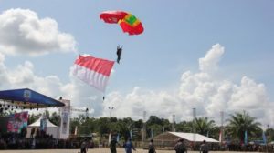 Gabungan TNI-POLRI Lakukan Atraksi Terjun Payung Santa Claus
