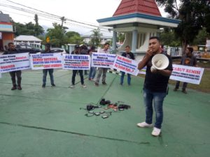 Berkunjung ke Manokwari, Menteri Yasonna Laoly Diburu Wartawan