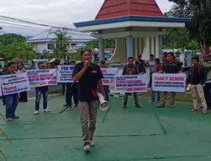Puluhan Wartawan di Manokwari Protes Keputusan Presiden Jokowi