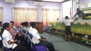 Serahkan SK 55 Relawan Demokrasi, Ini Harapan KPU R4