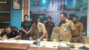 Pemkab R4 dan Kejari Sorong Tanda Tangan MoU Bidag Hukum Perdata dan TUN