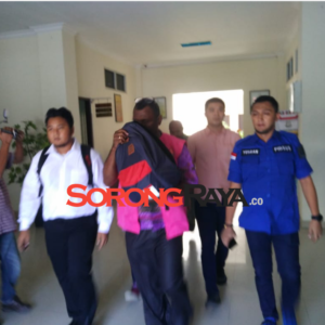 Kenakan Rompi Merah Muda Sekwan Bintuni Ditahan Kejari Sorong