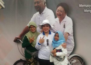 Warga Antusias Foto Bersama Pak Harto dan Ibu Tien di CFD