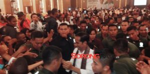 Tiba di Gedung ACC Pukul 23.30 WIT Ribuan Warga Sorong Raya Sambut Jokowi