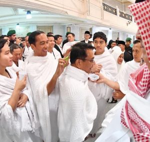 Saat Umrah, Jokowi Potong Rambut Iriana, Dua Putranya dan Moeldoko