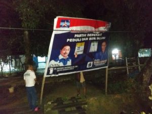 KPU dan Bawaslu Kota Sorong Turunkan APK Caleg