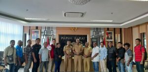 Serahkan Kartu Kompetensi ke Puluhan Wartawan, Ini Harapan Wagub Papua Barat