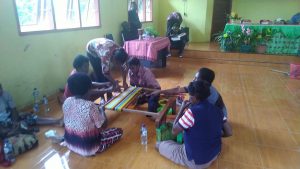 Pemda Maybrat Hidupkan Budaya Tenun dan Membatik Bagi Mama-mama Papua