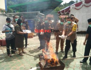 Kejari Sorong Musnahkan Barang Bukti 96 Perkara Inkrah