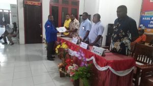 KPU Maybrat Serahkan Hasil Audit Dana Kampanye ke 12 Parpol
