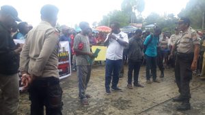 Ratusan Pencaker Seruduk Kantor Bupati Maybrat