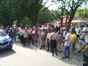 Palang Jalan, Warga Sorpus Minta Pelaku Pembunuhan Diserahkan