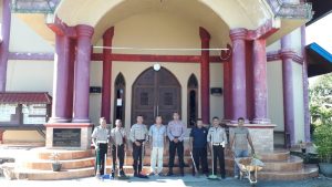 Semangat HUT Bhayangkara ke 73, Polsek Prafi Kerja Bhakti di Tempat Ibadah