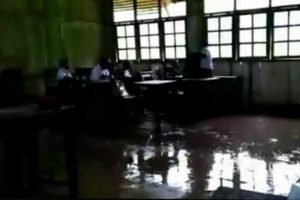 Ruang Kelas SD Negeri 11 Gamta Misool Barat Digenangi Air Hujan
