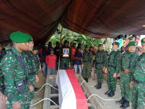 Upacara Pemakaman Serda Spenyer Kehek Penuh Isak Tangis