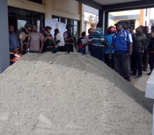 Diduga Lecehkan Pengusaha OAP, Kantor Bappeda Papua Barat Dipalang “Timbunan Pasir”