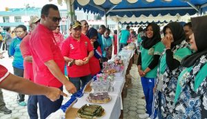 Kreatif, PKK R4 Gelar Lomba Kuliner Kue Senyum 2000