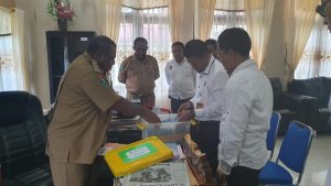 KPU Resmi Serahkan Berkas 20 Anggota DPRD Terpilih ke Pemda Teluk Bintuni