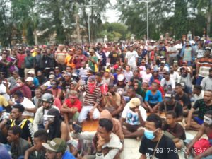 Massa Merusak Sejumlah Ruko dan Kantor Dukcapil Kota Sorong
