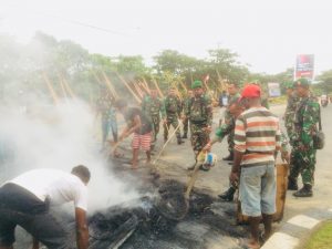 Aparat TNI-Polri Melakukan Pembersihan Jalan Guna Memulihkan Perekonomian Kota Sorong