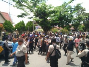 Polisi Dibantu Brimob Nusantara Bubarkan Aksi Unjuk Rasa Tanpa Izin