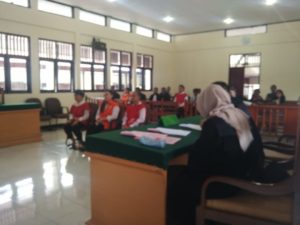Enam Terdakwa Pembobol Bank Jalani Sidang Perdana di PN Sorong